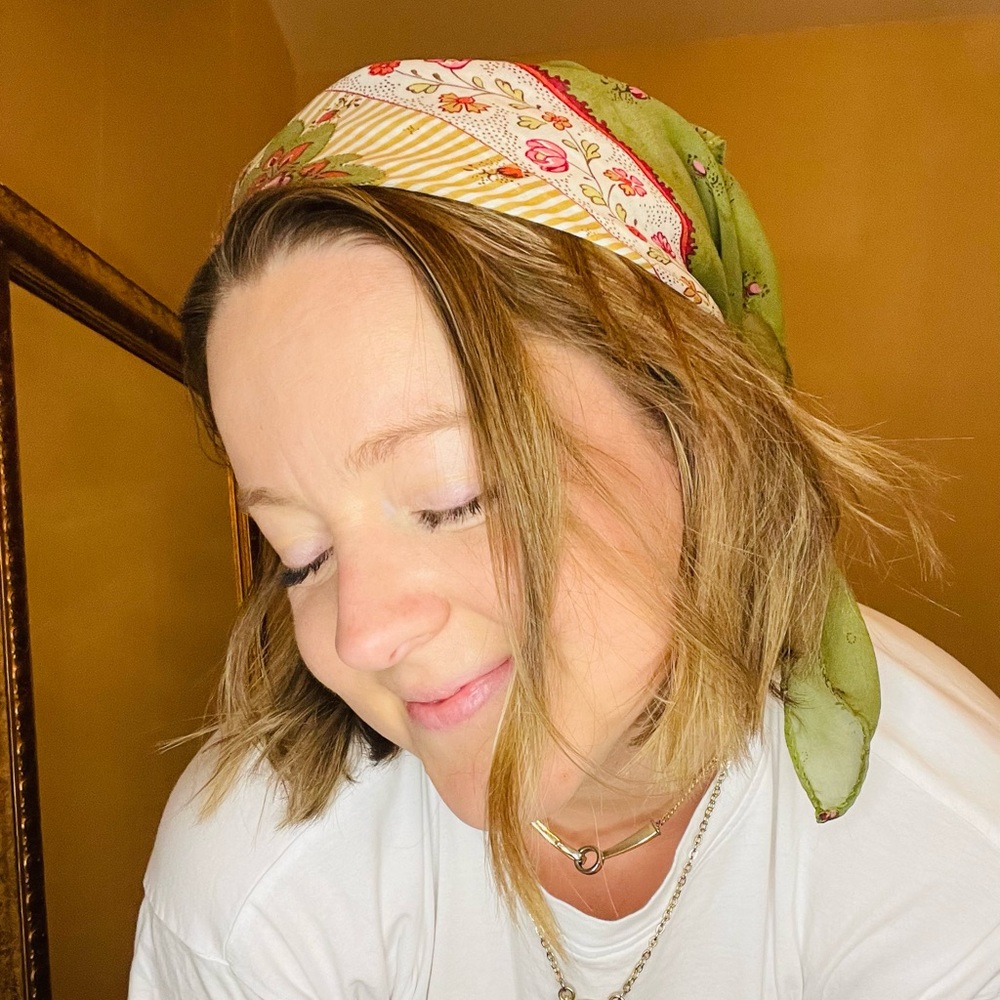 Silk Olive and Pink Floral Scarf

Size: 23X23
